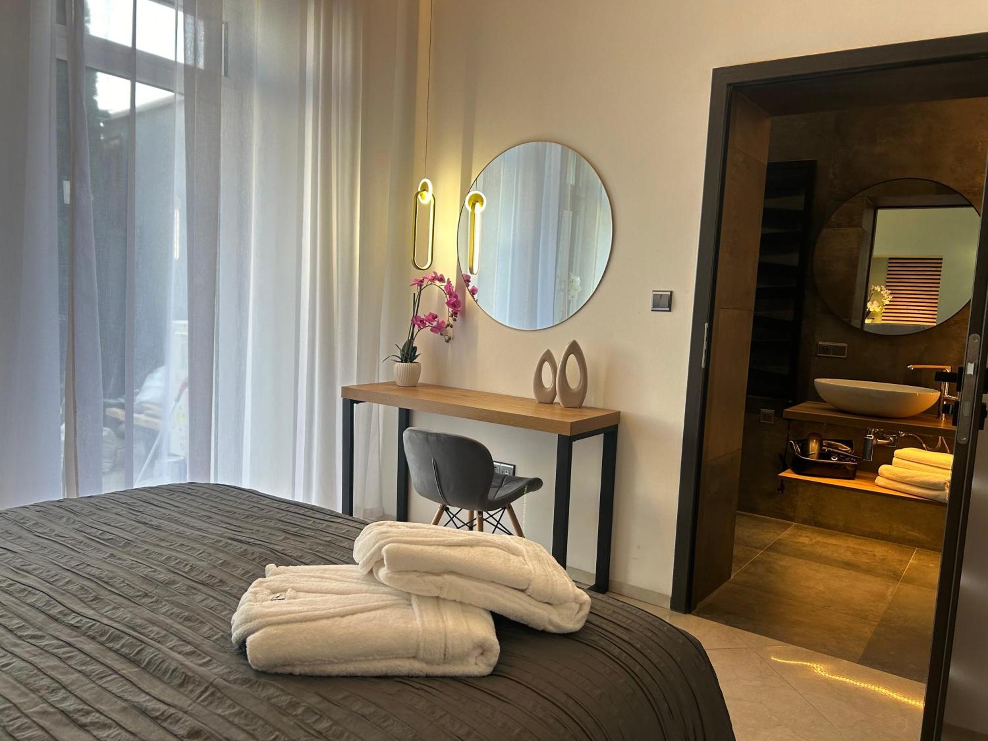 Leo Apartment Suite & Private Spa Zone - Old City Bratislava Exterior foto